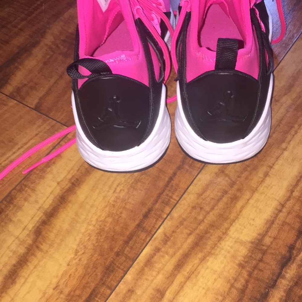 Jordans size 4 1/2 youth neon pink black like new - Picture 3 of 6